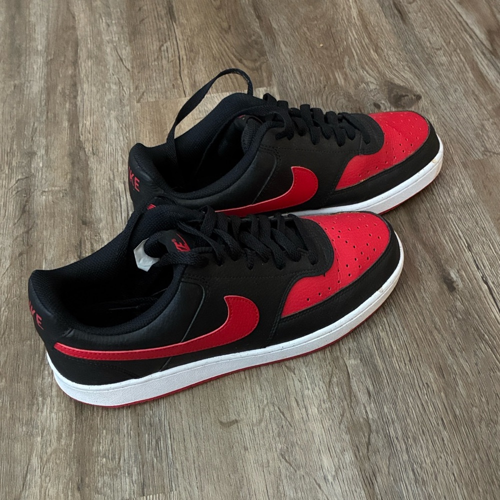 Nike Men's Black and Red Low-Top Sneakers